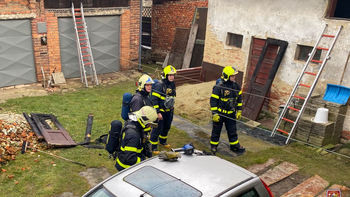 Při požáru domu na Ostravsku zachránili dva seniory